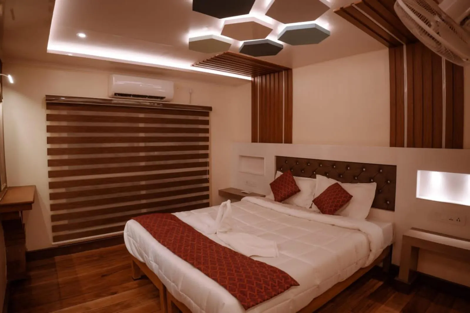 Hotel Upper Deck Boathouse Alappuzha