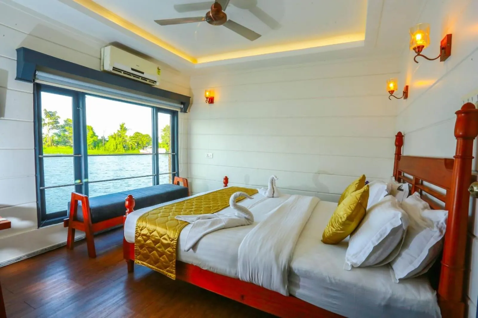 Hotel Upper Deck Boathouse Alappuzha Indie